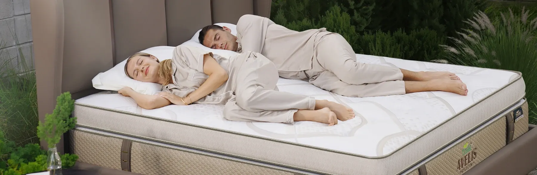 Diciptakan untuk kenyamanan tidur setiap hari dengan material berkualitas dan teknologi pilihan seperti Zero Gravity Elevation, Wool Camel Fiber Comfort, CoolBreeze System, serta 3 Zone Pedic Latex Support System.